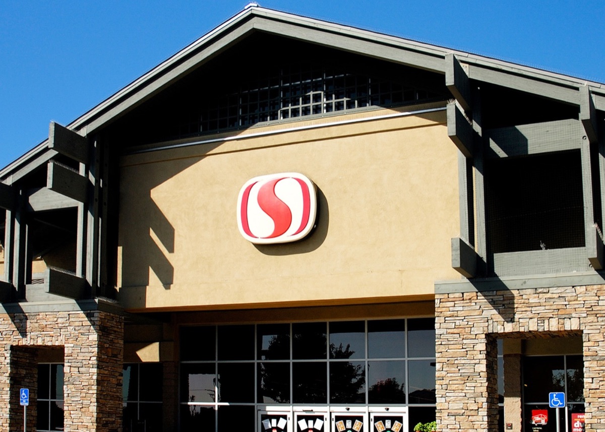 Grocery store exterior used as a service access point